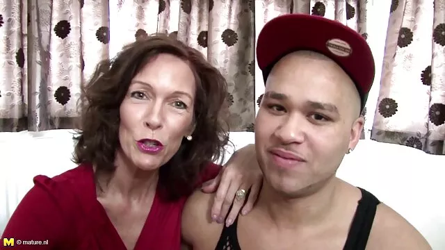 Twink saugt getrimmt Stange reife frauen sex kostenlos und wird gebohrt