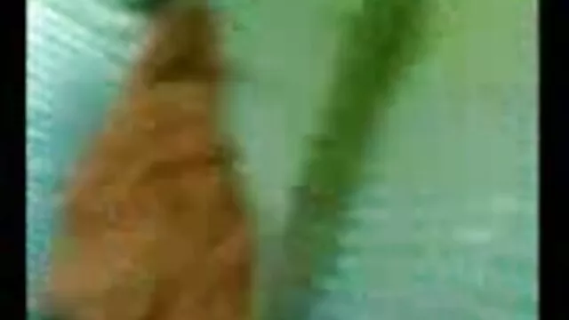 Twink pornovideos mit reifen frauen saugt Hahn und wichst in der Dusche