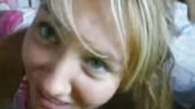 Kurvige Blondine fingert Muschi, während Sie stöhnt und oldieporns mit dir spricht