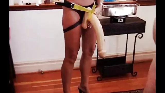 Sasha füllt Ihre Löcher mit einem reife rubensweiber dildo